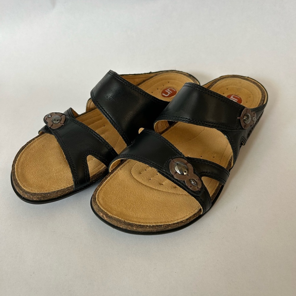 Un structured women’s Black Leather Sandals with Button Detail